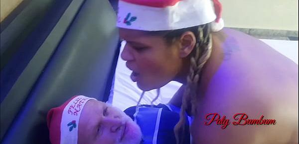  Após transar com todas as renas, Paty filha da mamãe noel  oferece seu cú para o papai noel de Natal !! ( Paty Bumbum  - Vovo doidera  ) Vídeo completo gratis presente de natal para meus fãs